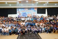 Foto bersama Pasangan Calon Bupati dan Wakil Bupati Mimika Alexsander Omaleng - Yusuf Rombe dengan para peserta lomba dance. (Foto: Istimewa/Tim AIYE)