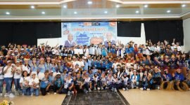 Foto bersama Pasangan Calon Bupati dan Wakil Bupati Mimika Alexsander Omaleng - Yusuf Rombe dengan para peserta lomba dance. (Foto: Istimewa/Tim AIYE)