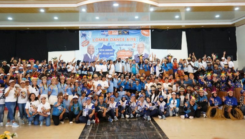 Foto bersama Pasangan Calon Bupati dan Wakil Bupati Mimika Alexsander Omaleng - Yusuf Rombe dengan para peserta lomba dance. (Foto: Istimewa/Tim AIYE)