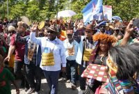 Foto bersama Paslon AIYE dengan masyarakat adat 7 suku di Mimika. (Foto: Istimewa/Tim AIYE)