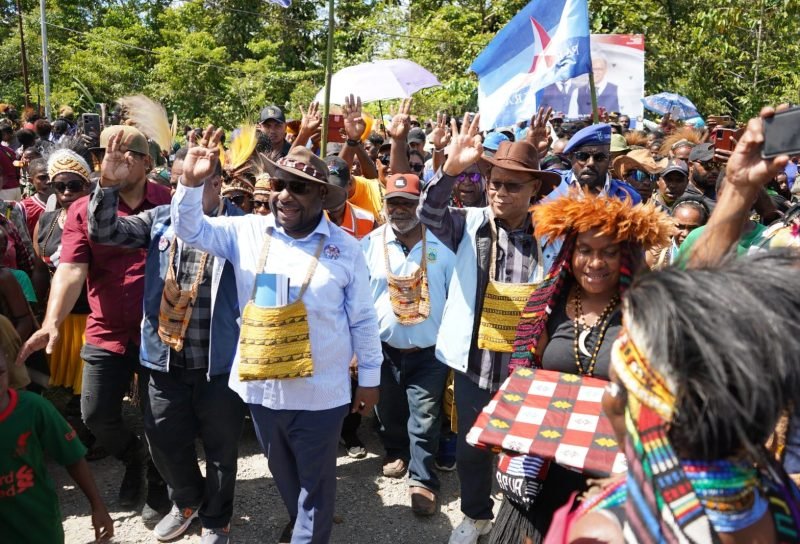 Foto bersama Paslon AIYE dengan masyarakat adat 7 suku di Mimika. (Foto: Istimewa/Tim AIYE)