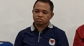 Koordiv Hukum KPU Kabupaten Mimika, Hironimus Ladoangin Kia Ruma dalam konferensi pers di kantor KPU. (Foto: Galeri Papua/Wahyu)