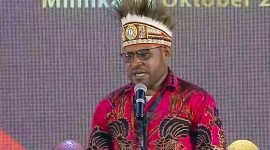 Ketua Komisi Pemilihan Umum (KPU) Mimika, Dete Abugau, membawakan sambutan dalam debat pertama pasangan calon Bupati dan Wakil Bupati Kabupaten Mimika di GOR Futsal SP2, Timika, Papua Tengah, Rabu (23/10/2024). (Foto: Istimewa/Tangkapan layar live streaming Metro TV)