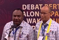 Paslon AIYE dalam debat I Pilkada Mimika 2024 yang dilaksanakan KPU Mimika di GOR Futsal, Jalan SP2, Timika, Papua Tengah, Rabu (23/10/2024). (Foto: Galei Papua/Wahyu)