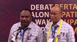 Paslon AIYE dalam debat I Pilkada Mimika 2024 yang dilaksanakan KPU Mimika di GOR Futsal, Jalan SP2, Timika, Papua Tengah, Rabu (23/10/2024). (Foto: Galei Papua/Wahyu)