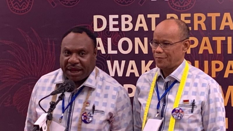 Paslon AIYE dalam debat I Pilkada Mimika 2024 yang dilaksanakan KPU Mimika di GOR Futsal, Jalan SP2, Timika, Papua Tengah, Rabu (23/10/2024). (Foto: Galei Papua/Wahyu)