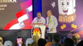 Paslon AIYE mengikuti debat I Pilkada Mimika 2024 yang dilaksanakan KPU Mimika di GOR Futsal, Jalan SP2, Timika, Papua Tengah, Rabu (23/10/2024). (Foto: Istimewa/Tim AIYE)