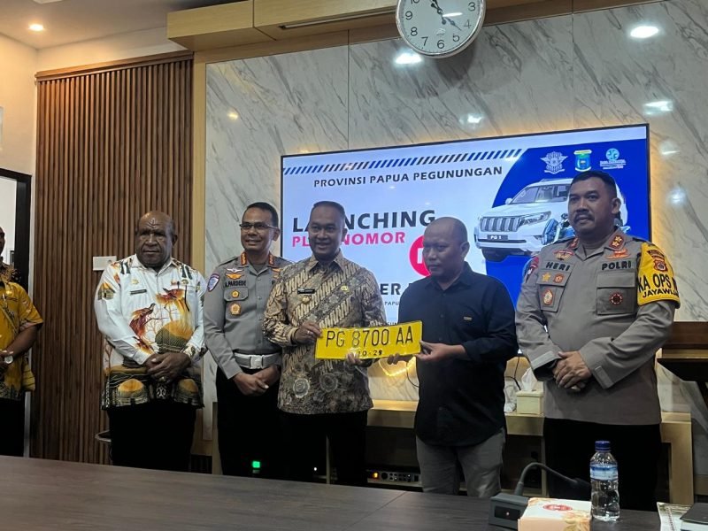 Foto bersama peluncuran nomor registrasi kendaraan bermotor di Papua Pegunungan. (Foto: Istimewa/Humas Polda Papua)