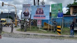 Petugas melakukan penertiban alat peraga kampanye di Mimika. (Foto: Galeri Papua/Wahyu)
