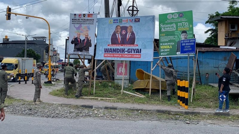Petugas melakukan penertiban alat peraga kampanye di Mimika. (Foto: Galeri Papua/Wahyu)