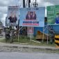 Petugas melakukan penertiban alat peraga kampanye di Mimika. (Foto: Galeri Papua/Wahyu)