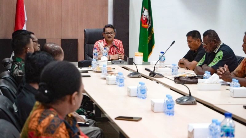 Penjabat Bupati Mappi, Dr. Michael R. Gomar S.STP., M.Si., memimpin rapat perdana tim Desk Pilkada serentak tahun 2024 di Kabupaten Mappi. (Foto: Istimewa/Humas Pemda Mappi)
