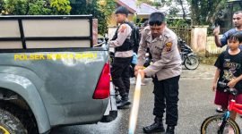 Personel Polsek Mimika Baru menyita meriam spiritus. (Foto: Istimewa/Humas Polsek Mimika Baru)