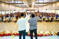 Calon Bupati dan Wakil Bupati Mimika, Alexsander Omaleng dan Yusuf Rombe, di hadapan para relawan dari Satu Komando Nusantara. (Foto: Istimewa/Evan)