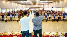 Calon Bupati dan Wakil Bupati Mimika, Alexsander Omaleng dan Yusuf Rombe, di hadapan para relawan dari Satu Komando Nusantara. (Foto: Istimewa/Evan)