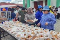 AIYE berbagi berkat dalam kegiatan Jumat Berkah di sekitaran Jalan Cenderawasih, SP 3, Timika, Papua Tengah. (Foto: Istimewa/Tim AIYE)