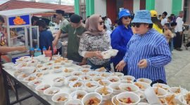 AIYE berbagi berkat dalam kegiatan Jumat Berkah di sekitaran Jalan Cenderawasih, SP 3, Timika, Papua Tengah. (Foto: Istimewa/Tim AIYE)