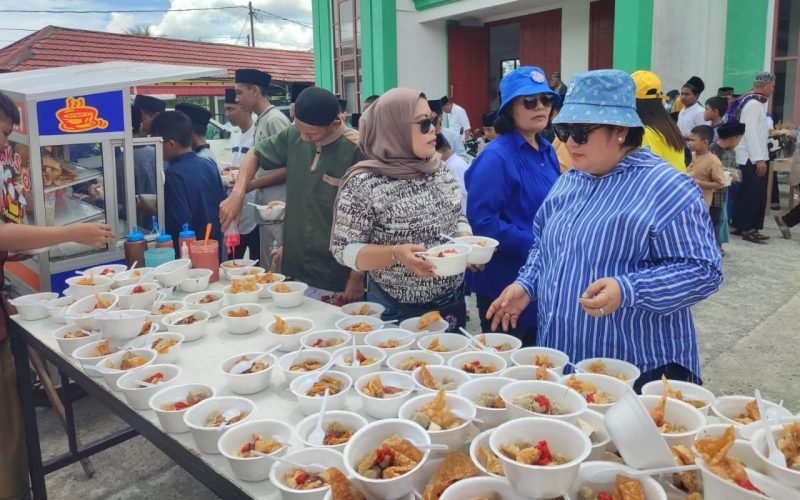 AIYE berbagi berkat dalam kegiatan Jumat Berkah di sekitaran Jalan Cenderawasih, SP 3, Timika, Papua Tengah. (Foto: Istimewa/Tim AIYE)
