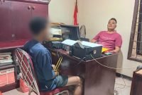 Pelaku pembacokan, SNR, menjalani pemeriksaan di Polsek Mimika Baru. (Foto: Galeri Papua/Endy Langobelen)