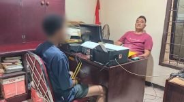 Pelaku pembacokan, SNR, menjalani pemeriksaan di Polsek Mimika Baru. (Foto: Galeri Papua/Endy Langobelen)