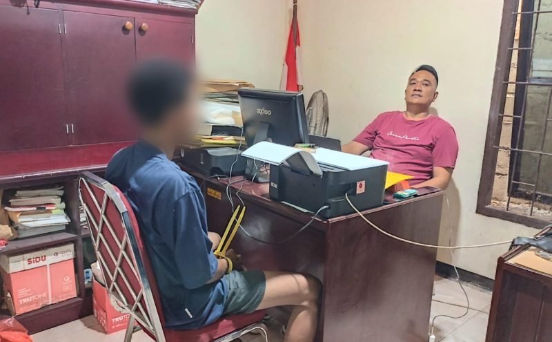 Pelaku pembacokan, SNR, menjalani pemeriksaan di Polsek Mimika Baru. (Foto: Galeri Papua/Endy Langobelen)