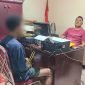 Pelaku pembacokan, SNR, menjalani pemeriksaan di Polsek Mimika Baru. (Foto: Galeri Papua/Endy Langobelen)