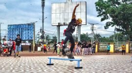 Seorang Rider Skateboard Mimika sedang menampilkan Trick Rail pada Formami I Inorga KIS di pelataran Graha Eme Neme Yauware, Minggu (27/10/2024). (Foto: Galeri Papua/Wahyu)