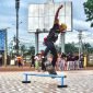 Seorang Rider Skateboard Mimika sedang menampilkan Trick Rail pada Formami I Inorga KIS di pelataran Graha Eme Neme Yauware, Minggu (27/10/2024). (Foto: Galeri Papua/Wahyu)
