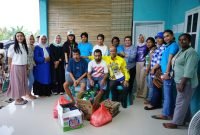 Foto bersama Calon Wakil Bupati Mimika, Yusuf Rombe, dengan para pasien ODGJ dan pengelola Rumah Rehab ODGJ. (Foto: Istimewa/Tim AIYE)