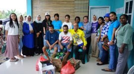 Foto bersama Calon Wakil Bupati Mimika, Yusuf Rombe, dengan para pasien ODGJ dan pengelola Rumah Rehab ODGJ. (Foto: Istimewa/Tim AIYE)