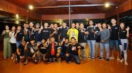 Foto bersama Calon Wakil Bupati Mimika, Yusuf Rombe, dengan para anggota komunitas mobil Simple Car. (Foto: Istimewa/Tim AIYE)