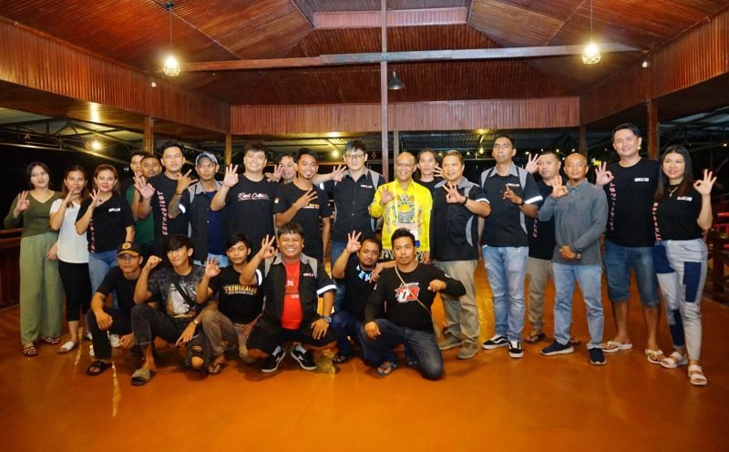 Foto bersama Calon Wakil Bupati Mimika, Yusuf Rombe, dengan para anggota komunitas mobil Simple Car. (Foto: Istimewa/Tim AIYE)