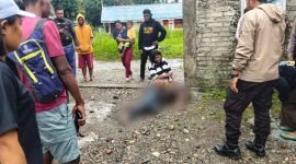 Penemuan mayat di Jalan Sosial Kebun Sirih Timika. (Foto: Istimewa) 