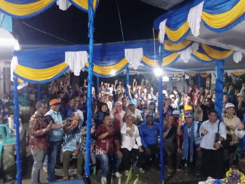Foto bersama tim pemenangan AIYE Gang Sesean bersama calon Wakil Bupati Mimika, Yusuf Rombe. (Foto: Galeri Papua/Jefri Manehat)