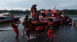 Tim SAR mengevakuasi para penumpang Kapal LCT Prima Star 128. (Foto: Istimewa/Humas SAR Timika)