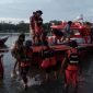 Tim SAR mengevakuasi para penumpang Kapal LCT Prima Star 128. (Foto: Istimewa/Humas SAR Timika)