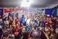 Calon Wakil Bupati Mimika, Yusuf Rombe, meresmikan posko pemenangan AIYE di gang Sesean. (Foto: Galeri Papua/Jefri Manehat)