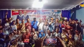 Calon Wakil Bupati Mimika, Yusuf Rombe, meresmikan posko pemenangan AIYE di gang Sesean. (Foto: Galeri Papua/Jefri Manehat)
