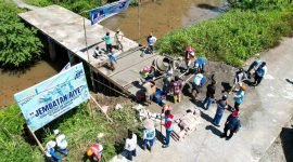 Paslon AIYE menepati janjinya membangun jembatan bagi warga tiga RT di bagian selatan Kelurahan Kamoro Jaya. (Foto: Istimewa/Tim AIYE)