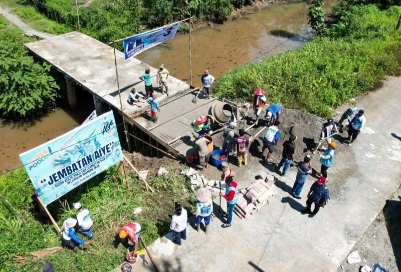 Paslon AIYE menepati janjinya membangun jembatan bagi warga tiga RT di bagian selatan Kelurahan Kamoro Jaya. (Foto: Istimewa/Tim AIYE)