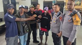 Pelaku pembunuhan saat tiba di Polsek Mimika Baru. (Foto: Istimewa/Humas Polsek Miru)