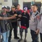 Pelaku pembunuhan saat tiba di Polsek Mimika Baru. (Foto: Istimewa/Humas Polsek Miru)