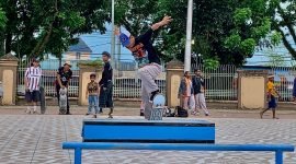 Seorang rider skateboard Timika menampilkan atraksi menggunakan papan seluncurnya. (Foto: Galeri Papua/Wahyu)