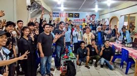 Foto bersama Calon Wakil Bupati Mimika, Yusuf Rombe, beserta sang istri dan sebagain para peserta yang siap mengikuti turnamen Piala AIYE Esport. (Foto: Galeri Papua/Endy Langobelen)