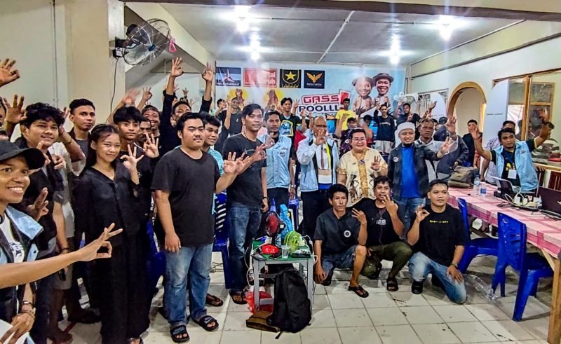 Foto bersama Calon Wakil Bupati Mimika, Yusuf Rombe, beserta sang istri dan sebagain para peserta yang siap mengikuti turnamen Piala AIYE Esport. (Foto: Galeri Papua/Endy Langobelen)