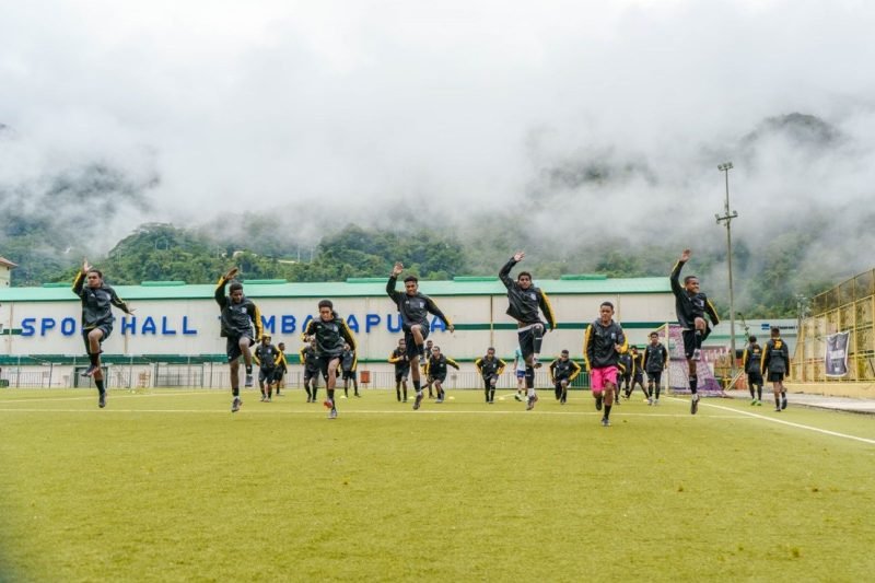Anak-anak Papua Football Academy melaksanakan latihan fisik di Lapangan Sporthall Tembagapura, Rabu (23/10/2024). (Foto: Istimewa/Corporate Communication PTFI)