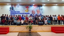 Foto bersama Kerukunan Keluarga Madura dan Calon Wakil Bupati Mimika, Yusuf Rombe. (Foto: Istimewa/Yoseph)