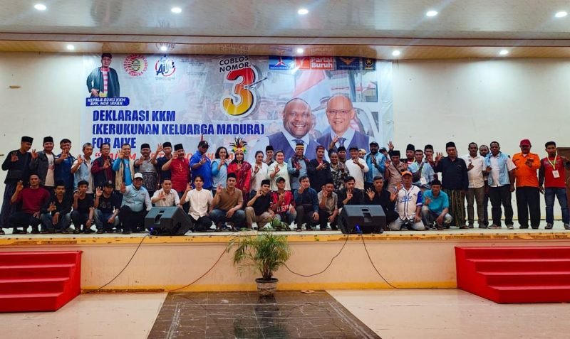 Foto bersama Kerukunan Keluarga Madura dan Calon Wakil Bupati Mimika, Yusuf Rombe. (Foto: Istimewa/Yoseph)