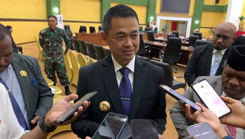 Pj Bupati Mimika, Valentinus Sudarjanto Sumito. (Foto: Galeri Papua/Wahyu)