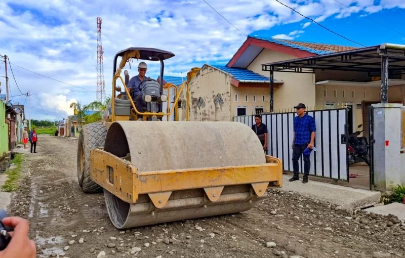 Wakil Calon Bupati Mimika, Yusuf Rombe, menurunkan alat berat untuk memperbaiki jalan di Kompleks Griya Intan Satu. (Foto: Istimewa/Tim AIYE)